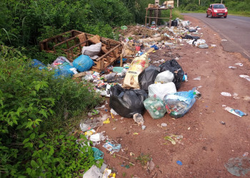 Prefeitura não recolhe e lixo  toma conta das estradas na zona Rural